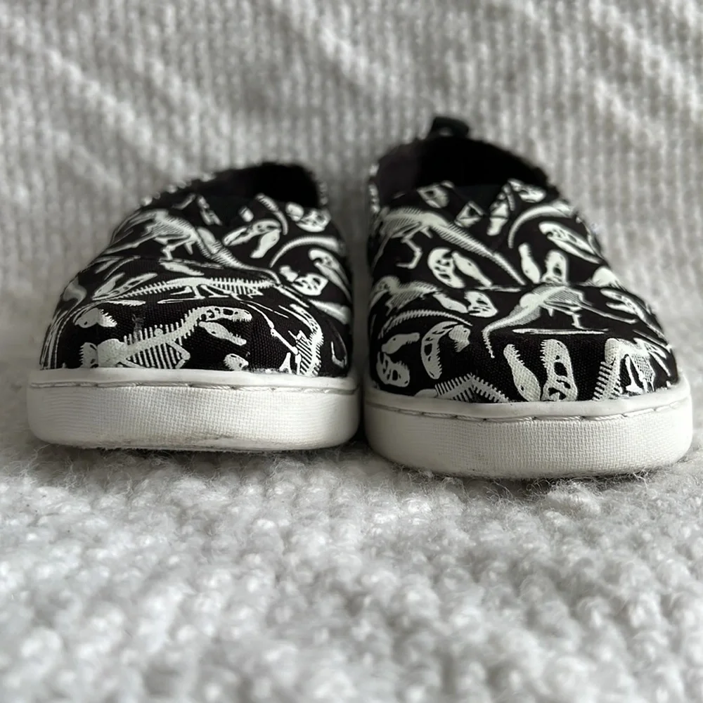 TOMS glow in the dark YOUTH dinosaur shoes Y2